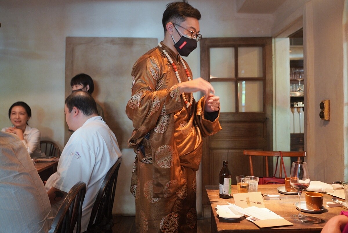 主廚以傳統藏服現身餐會現場。