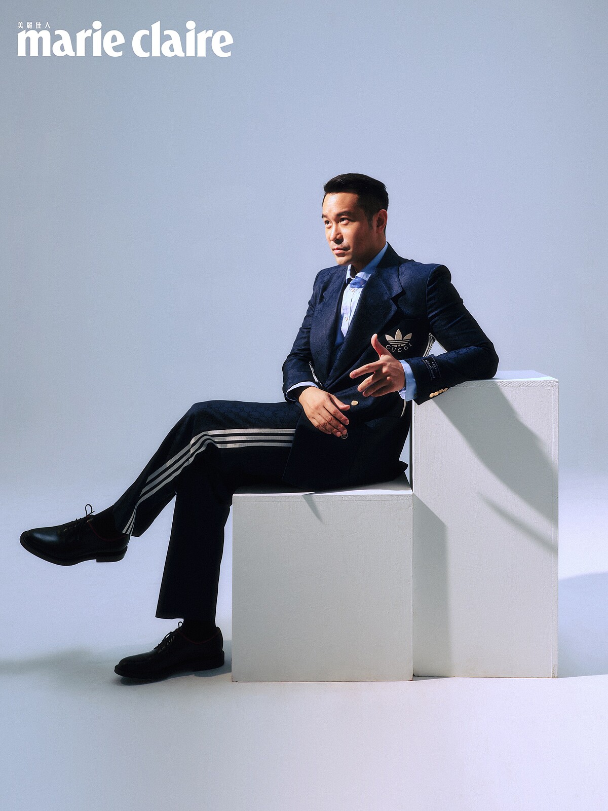 adidas x Gucci 藍色GG緹花刺繡夾克、西裝褲、藍色襯衫、黑色皮鞋,all by Gucci。