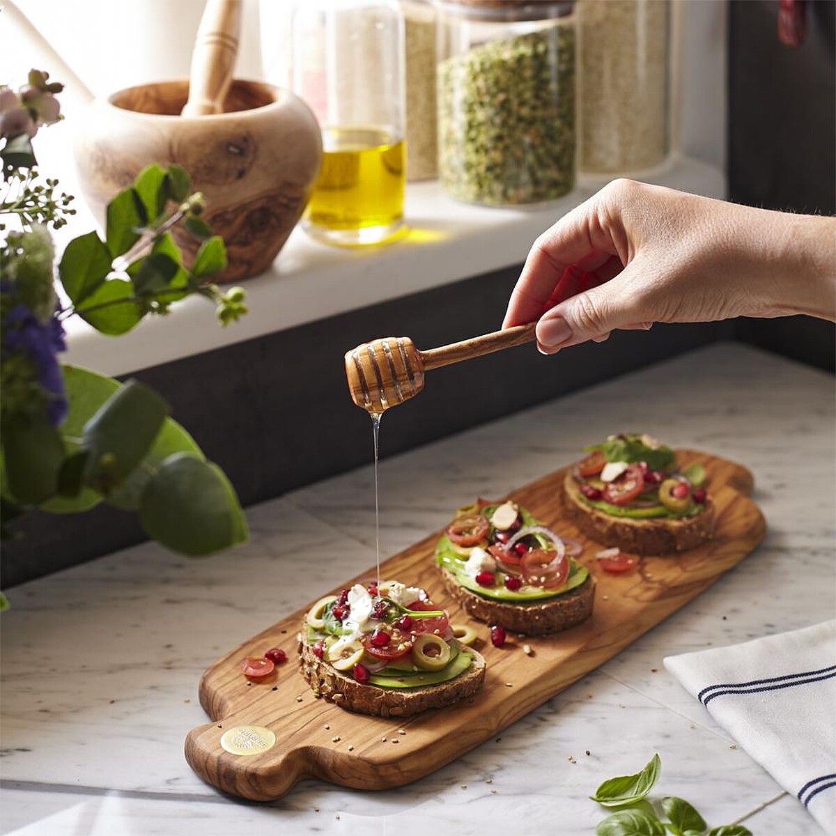 橄欖木堅硬且獨一無二的紋路，是餐桌上展現風格的最佳道具及器皿。