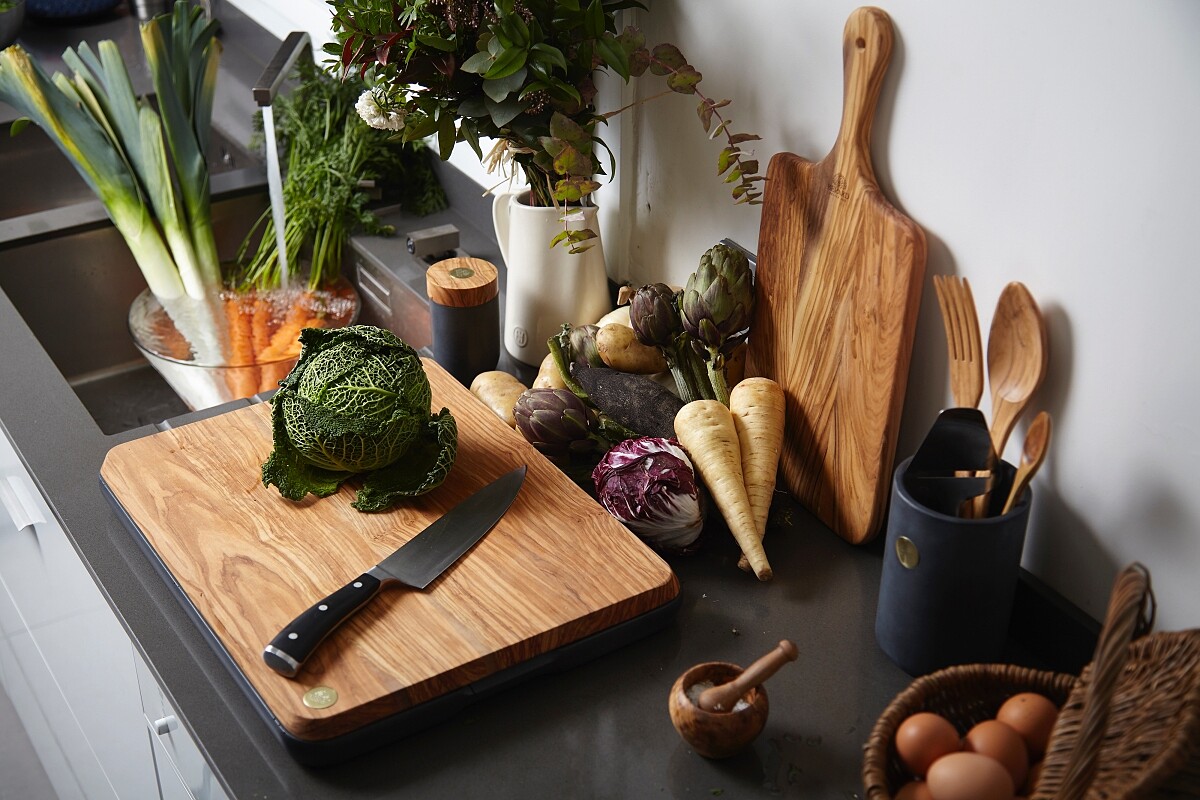 鄉村主廚橄欖原木砧板系列，定價NT1,490元起。