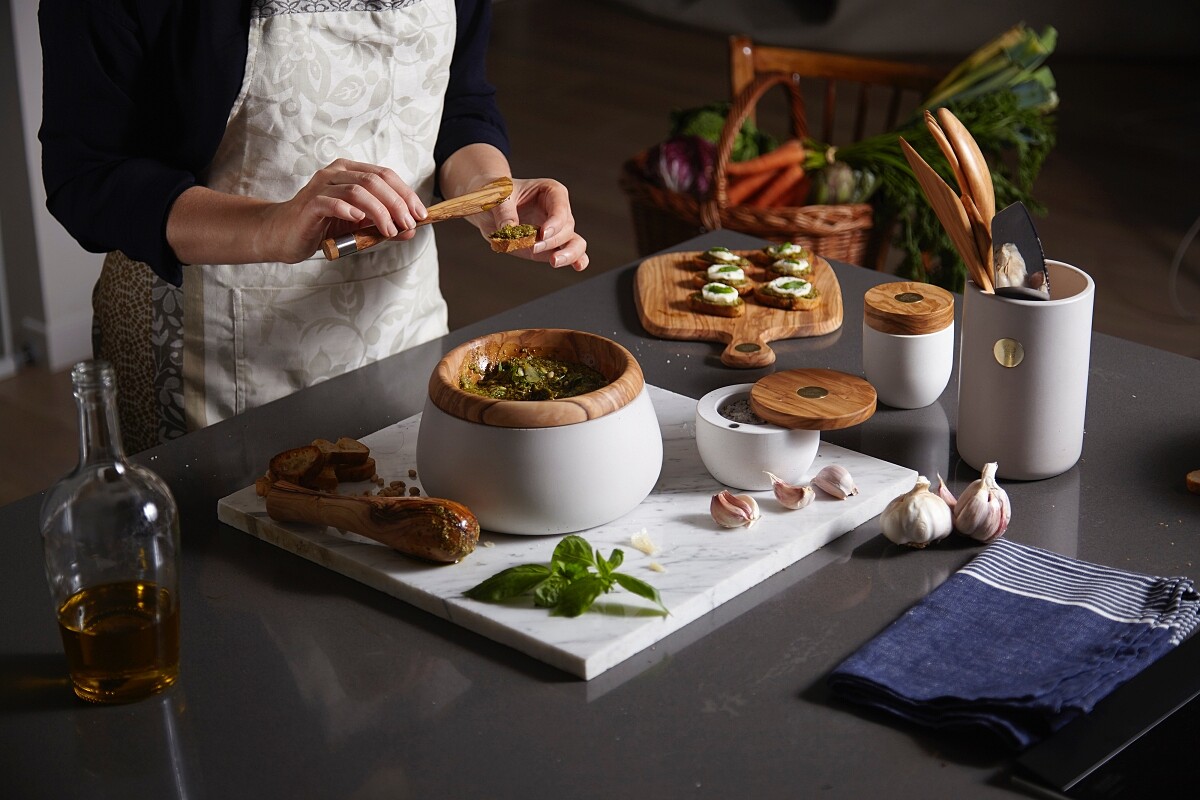 橄欖木與晶鑽泥雙重材質的結合，充滿時尚感的現代工業設計，定價NT2490元起。