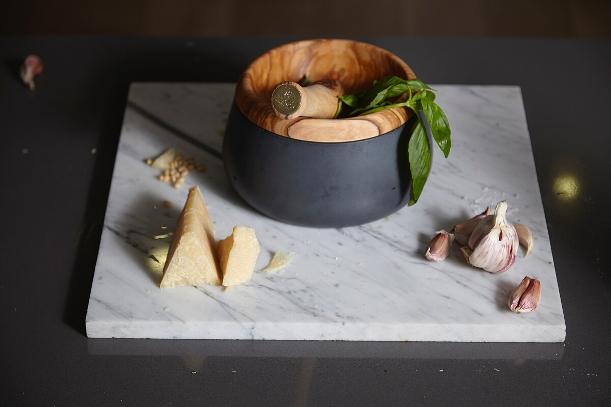 晶鑽泥雙重材質系列有黑、白雙色。