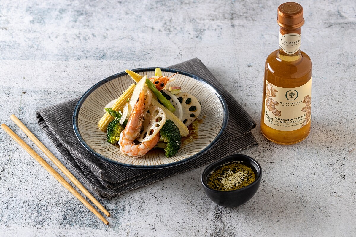 運用蜂蜜薑汁醋製作成日式和風醬的鮮蝦沙拉。