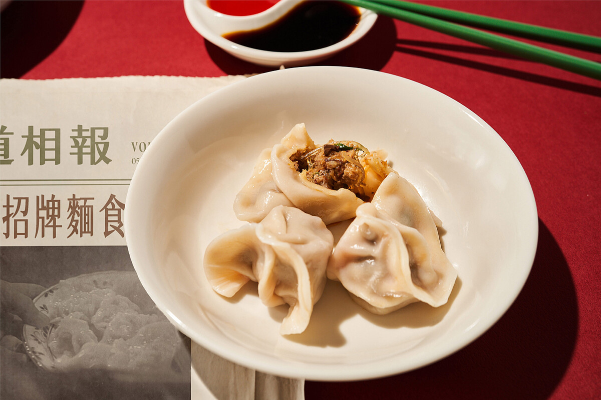 吃得到鴨血與Q彈冬粉！賈以食日自創「麻辣鴨血冬粉水餃」口感豐富、麻辣夠味！