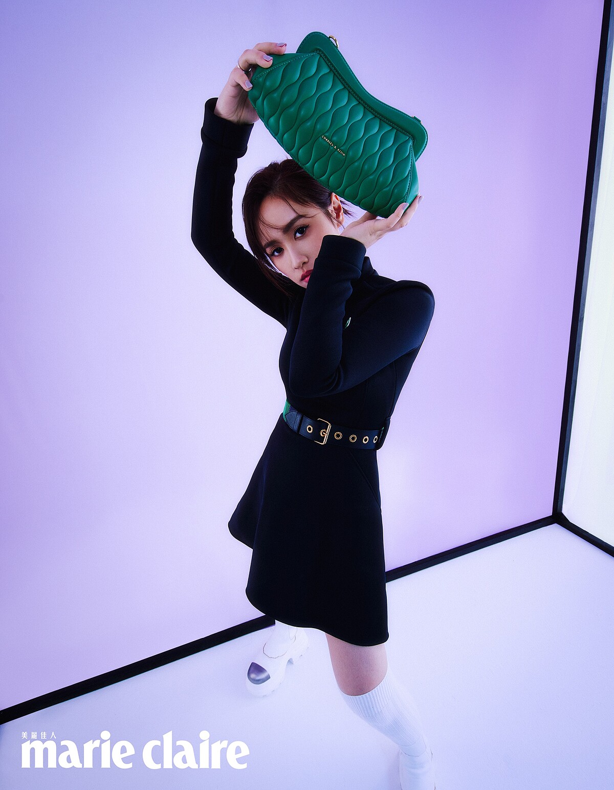 黑色洋裝，Louis Vuitton；白色長襪，Miu Miu；白色切爾西厚底短靴，CHARLES & KEITH。