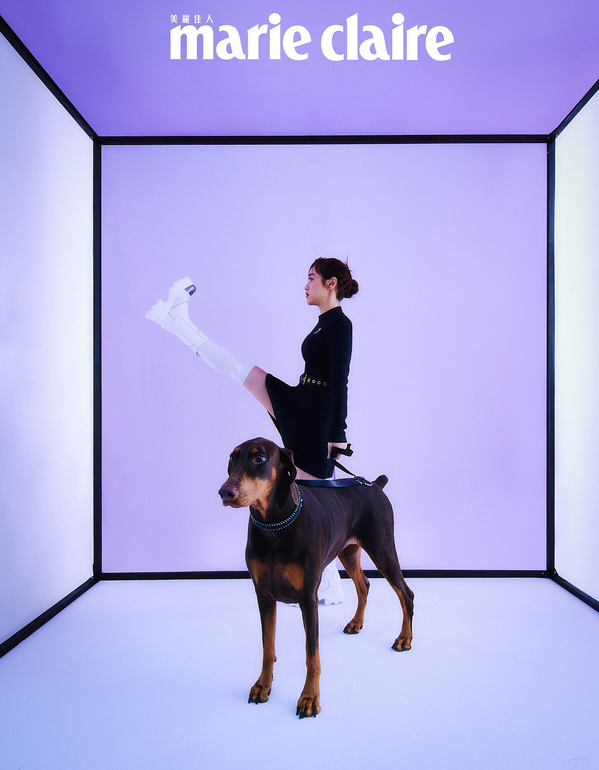 黑色洋裝，Louis Vuitton；白色長襪，Miu Miu；白色切爾西厚底短靴，CHARLES & KEITH。