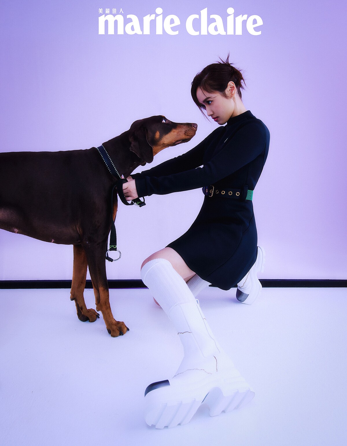 黑色洋裝，Louis Vuitton；白色長襪，Miu Miu；白色切爾西厚底短靴，CHARLES & KEITH。