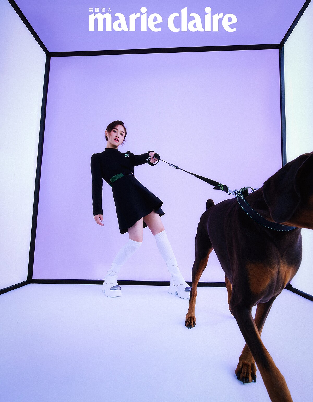 黑色洋裝，Louis Vuitton；白色長襪，Miu Miu；白色切爾西厚底短靴，CHARLES & KEITH。