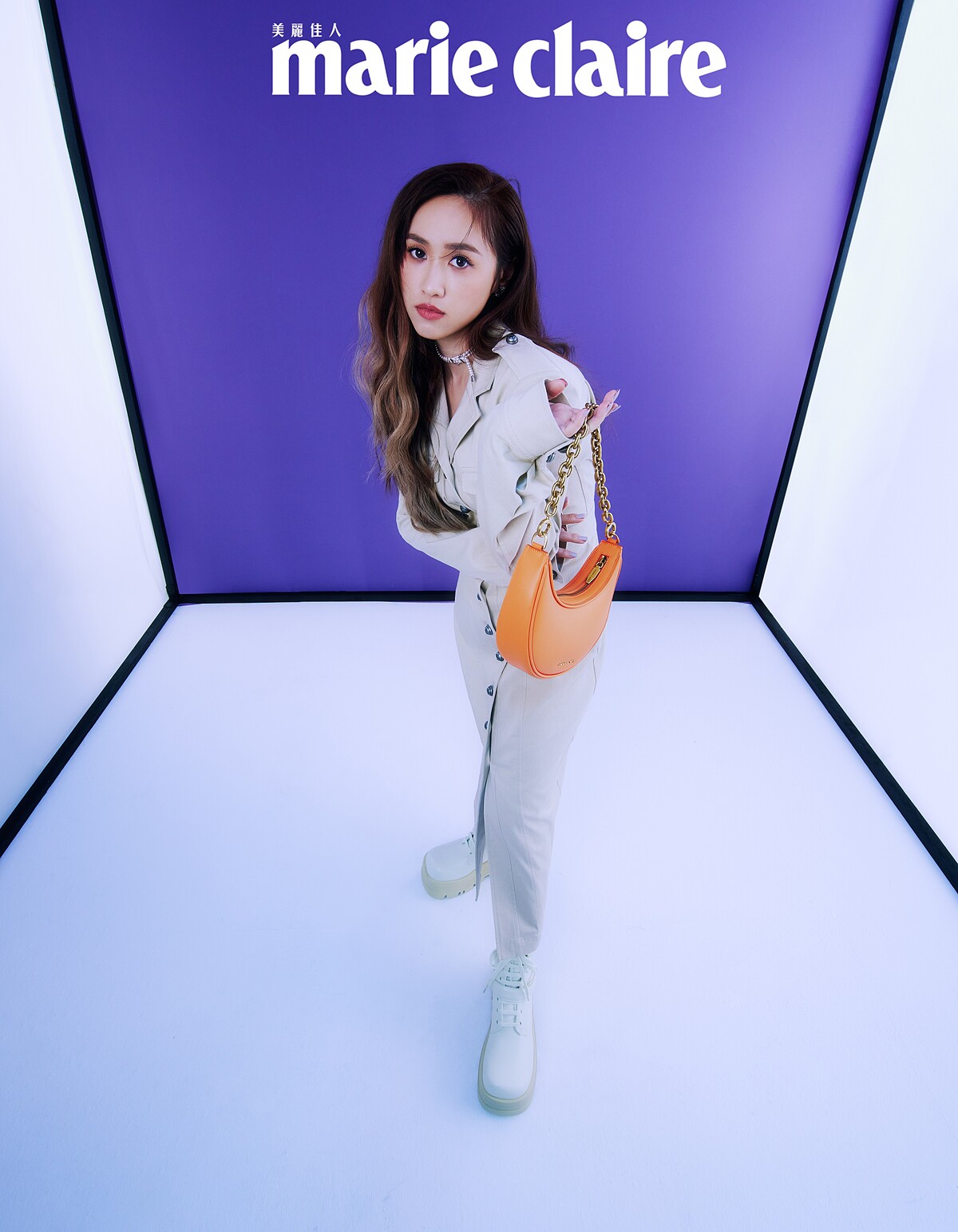 米色長版洋裝，Sportmax；珍珠頸鍊，Mikimoto；橘色鍊條肩背包、米色厚底軍靴，both by CHARLES & KEITH。