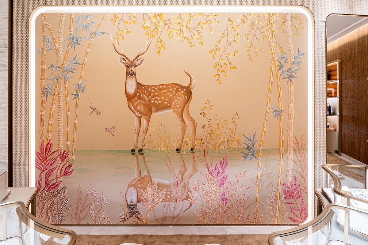 4F_英國牆飾品牌De Gournay手工繪製的台灣梅花鹿壁紙而成