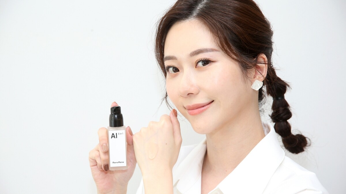 品牌創辦人張景嵐示範m̄enom̄eno All in one 省時精萃質地。