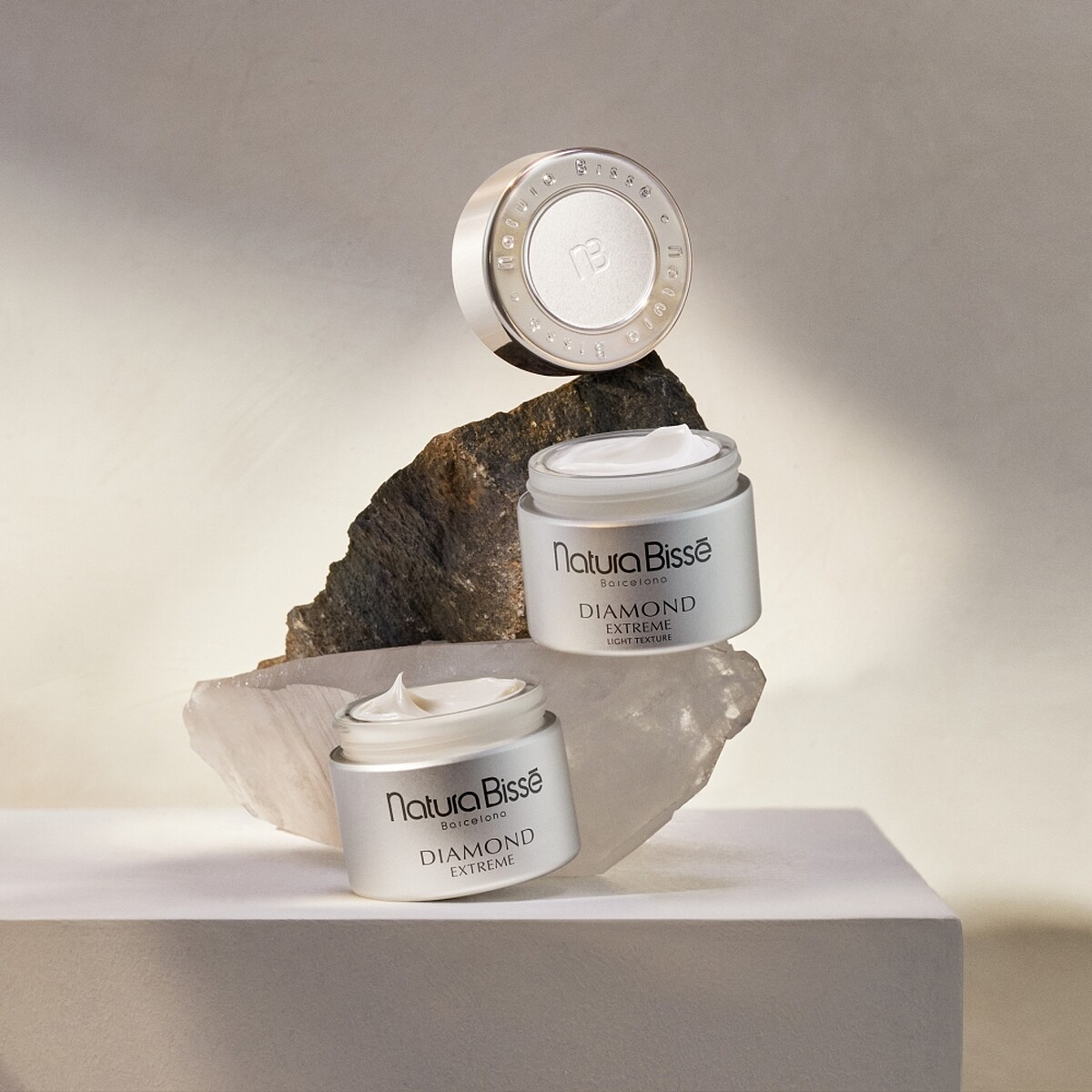 Natura Bisse鑽石極緻賦活特效凝霜、乳霜情境圖。