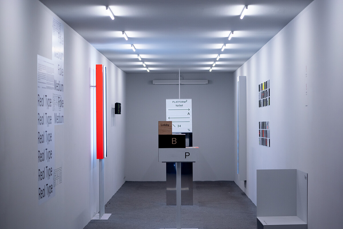 永真急制Worksho《假平面》，「永真急制」近年客製字體設計的立體現場版specimen，更是一份為了「2022台灣設計展在高雄」而重建的形式遊戲。