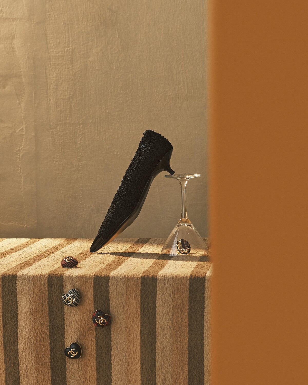 黑色斜紋軟呢包頭鞋、斜紋軟呢胸針、金屬胸針、皮穿鍊斜紋軟呢戒指，all by CHANEL。