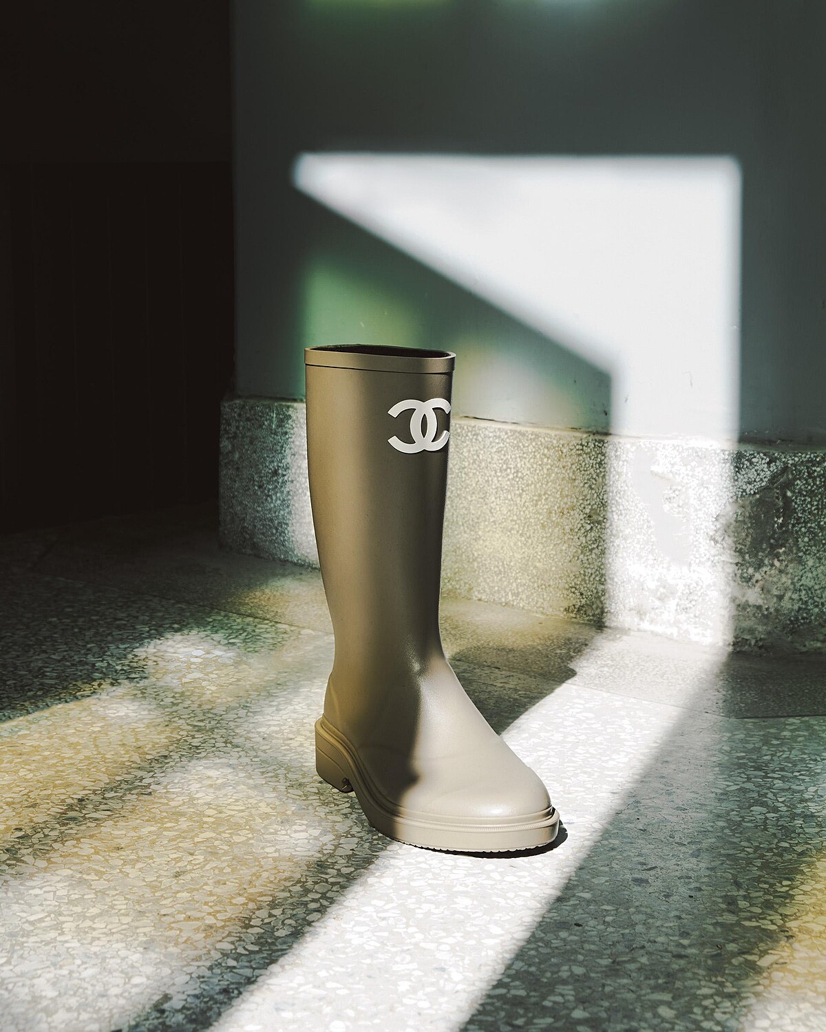 深米色長靴，CHANEL。