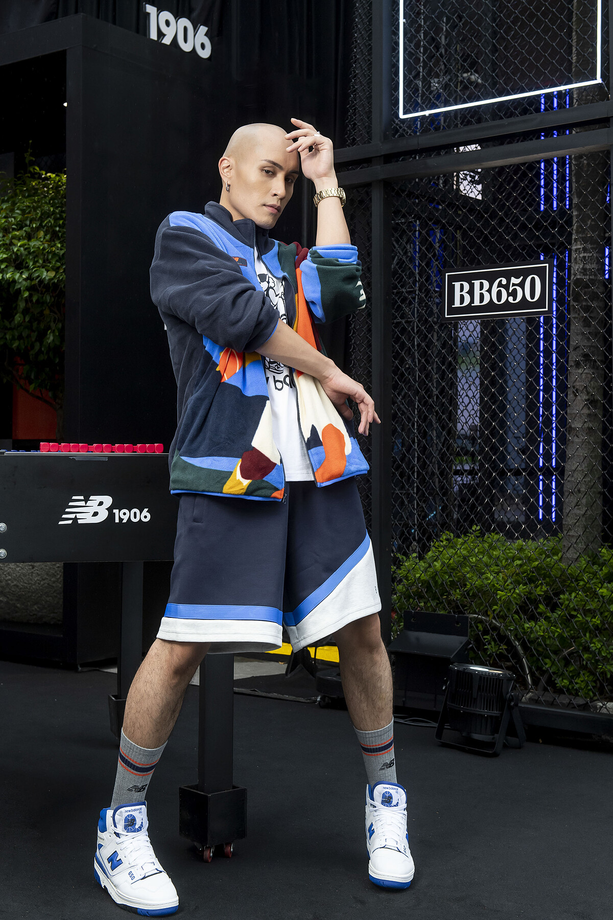 黃宣身穿：撞色造型絨毛外套 NT2,480(12月上市)、NB X Sebacuri插畫家系列棉質短袖上衣 NT1,080、 SDS 系列透氣運動短褲 NT1,280 、 BB650WN NT3,880。