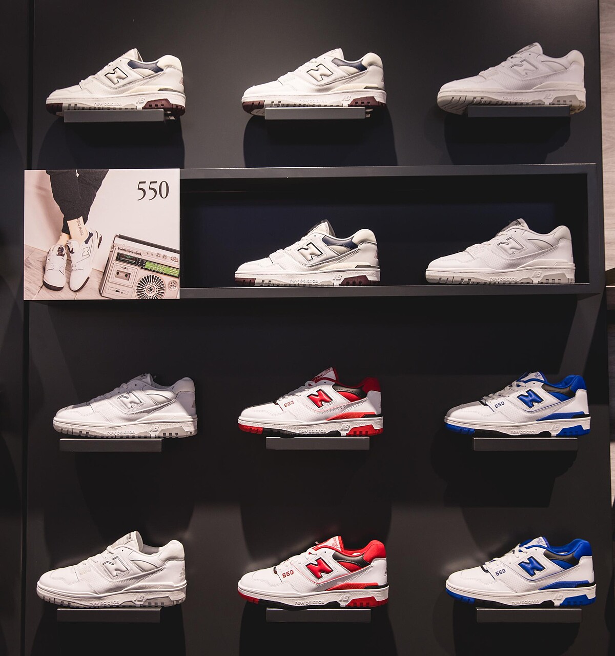 550系列鞋款，各NT3,680。