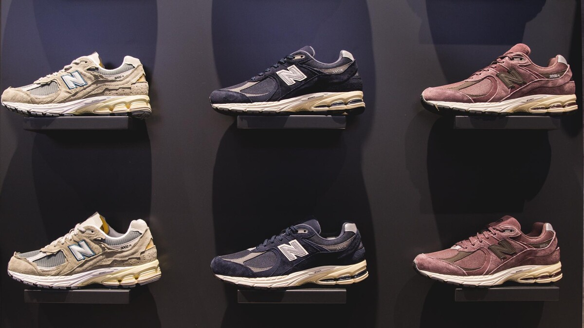 2002R鞋款，各NT4,680。