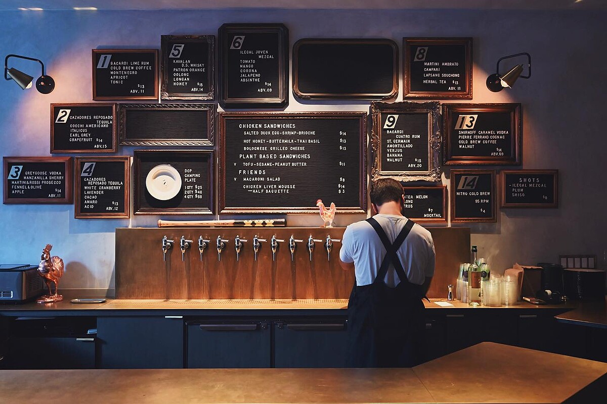 提供汲飲雞尾酒（tap cocktails）。