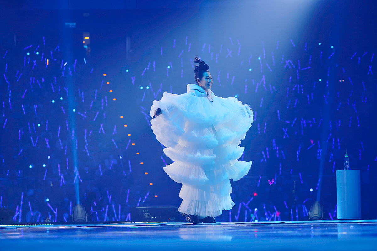 劉若英身著一襲純白「我是一片雲」雲朵裝登場，現場宛如大型海底搖滾派對