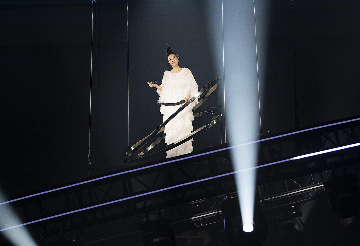 劉若英站上「環環相扣極光天台」緩緩升空，與寶藍色墨比斯雙環LED燈交織融合