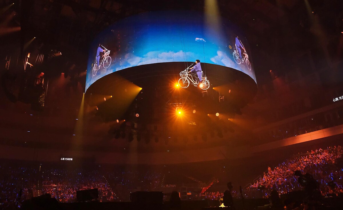 不畏懼高度騎乘離地7公尺「最初的雲霄飛天鐵馬」，在瀑布煙火和湛藍的燈光點綴下環繞小巨蛋