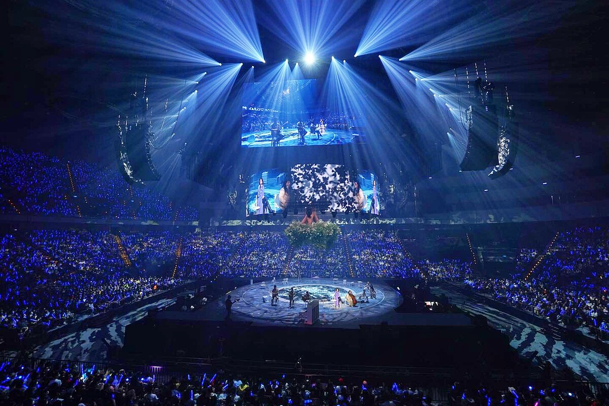 第二段「成長」的主題，隨著〈遺忘的都回來了〉前奏響起，呼應串場影片中兒時大樹的「反地心引力失根懸木」從天而降，溫暖的金黃色燈泡點亮舞台，就庭院圍在一起仰望樹梢的家族音樂同樂會