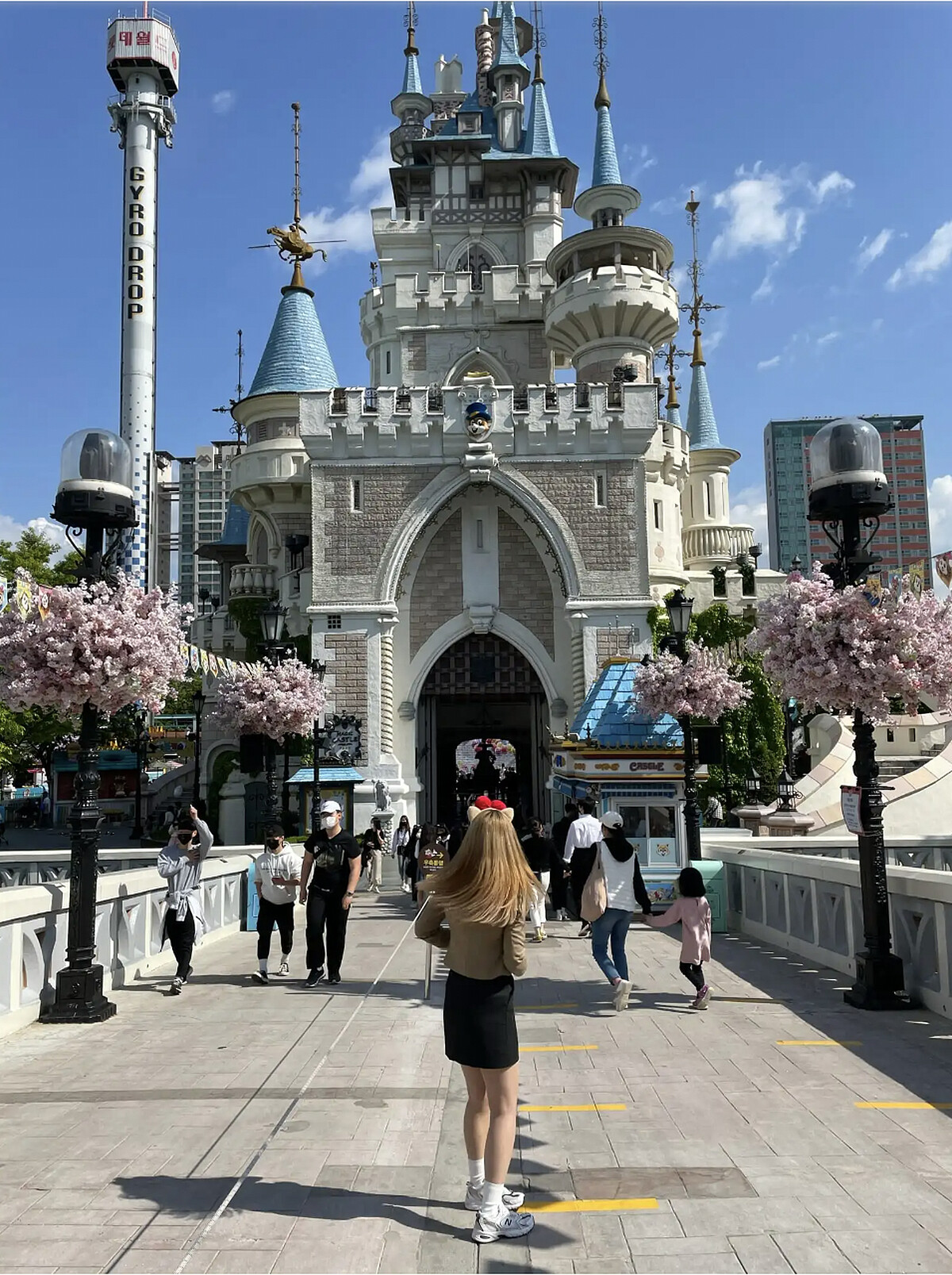 穿著制服跟樂園門口合影青春洋溢（圖／@ruofan21） 