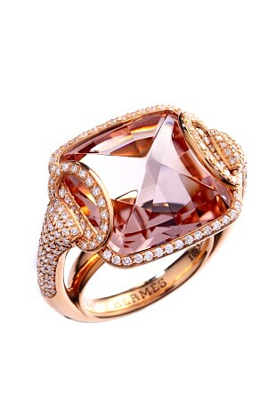 玫瑰金鑲嵌粉紅摩爾根石與鑽石戒指，Hermes。