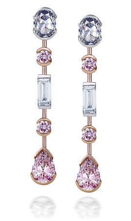 玫瑰金鑲嵌粉紅鑽石與白鑽耳環，De Beers。