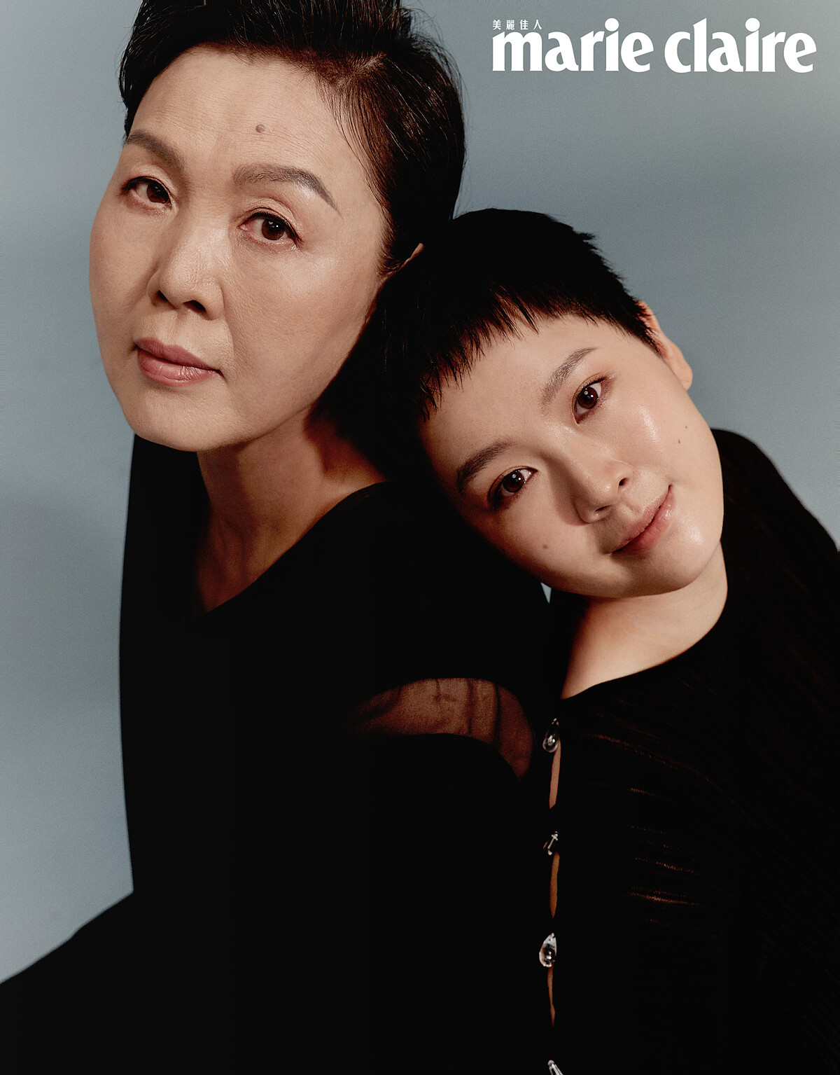 王麗娟／黑色烏干紗半透視洋裝，ck Calvin Klein。阮鳳儀／黑色水滴珠飾肩線皺摺洋裝，Salvatore Ferragamo。