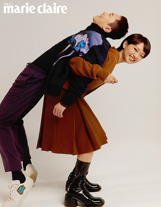 曾子容／針織外套，Paul & Smith；卡其色百摺裙，Rag & Bone；黑色亮面長靴，Charles & Keith。王人瑞／黑色高領針織，Paul & Smith；黑色棒球外套，Paul & Smith；紫色褲子，Paul & Smith；白色鞋子，Paul & Smith。