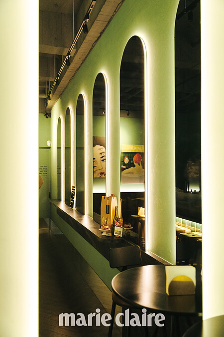 以微醺後產生的「錯視殘影」概念呈現空間，延伸至 Logo、拱形鏡面、從國外搜集而來的藝術畫作，全都有著一致風格及手法。