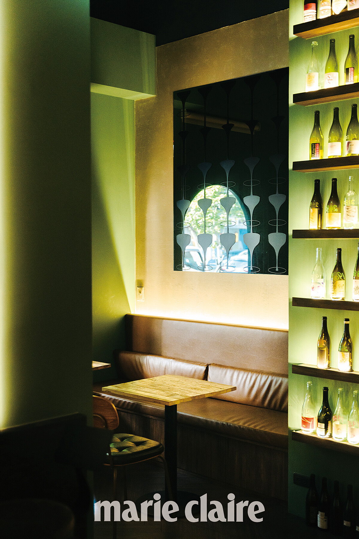 A Glass or Two的外觀讓人以為是氣質優雅的咖啡館，其實是間就算獨自前來也能自在喝上一杯酒飲的葡萄酒吧。