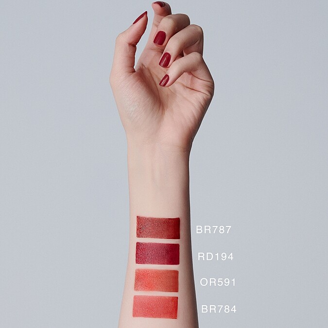 植村秀無色限鏡光唇膏主打色手部試色。