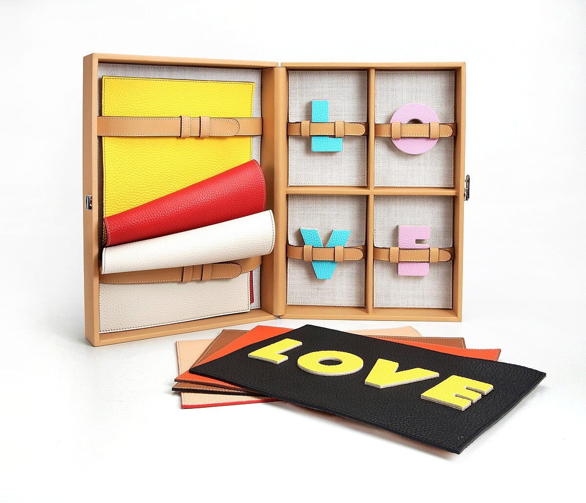 4種尺寸X 7種皮革顏色X 10個英文字母=超過100種可能擁有獨一無二的Di Bag，NT91,000起