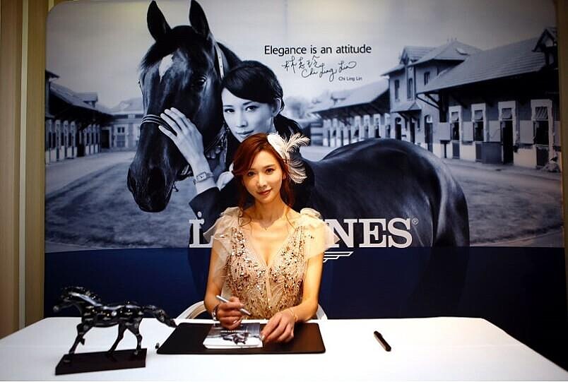 浪琴優雅大使志玲，典雅現身巴黎春天百貨