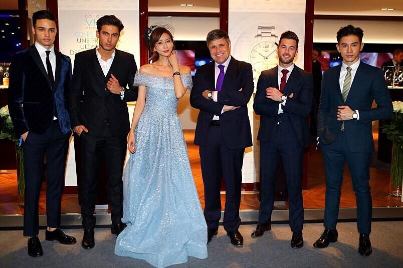 林志玲與張力昂配戴 Longines 浪琴錶2017年全新巨擘系列，與浪琴副總裁暨全球行銷總監 Juan-Carlos Capelli 合影。 