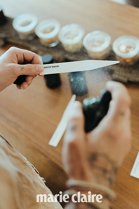 可先噴灑在試香紙上試香,聽聽 Dorian 和 Xuan 詳細介紹其中的故事。