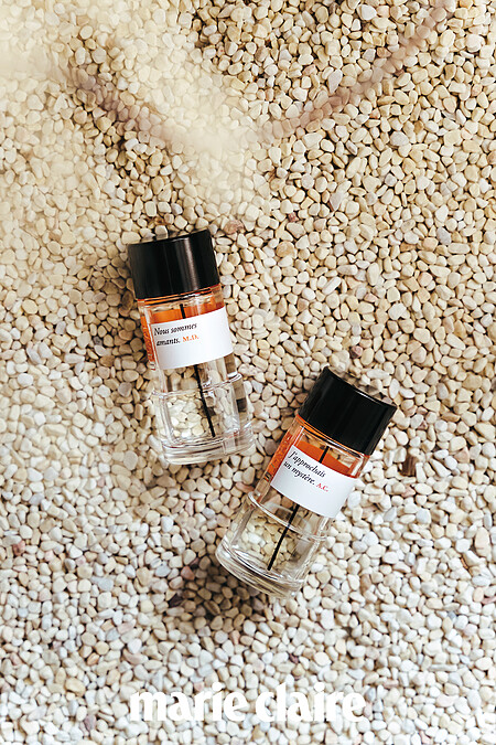 (上)M.D 戀人 Nous sommes amants,是一款喚起肌膚之親密的辛辣木質調淡香精;(下)A.C 接近中的謎 J'approchais un mystère,則為喚起精神愛的木質調淡香精。