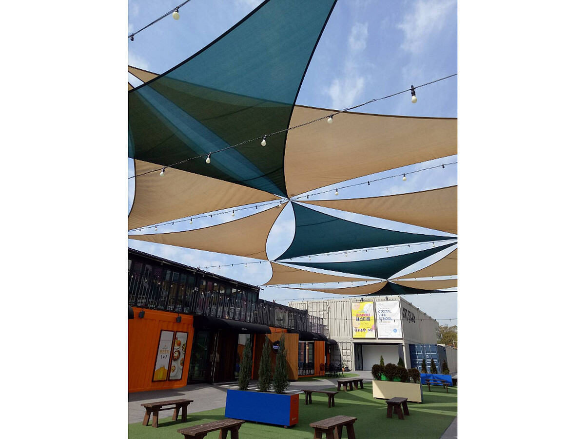 韓國首爾林附近的貨櫃屋商場。