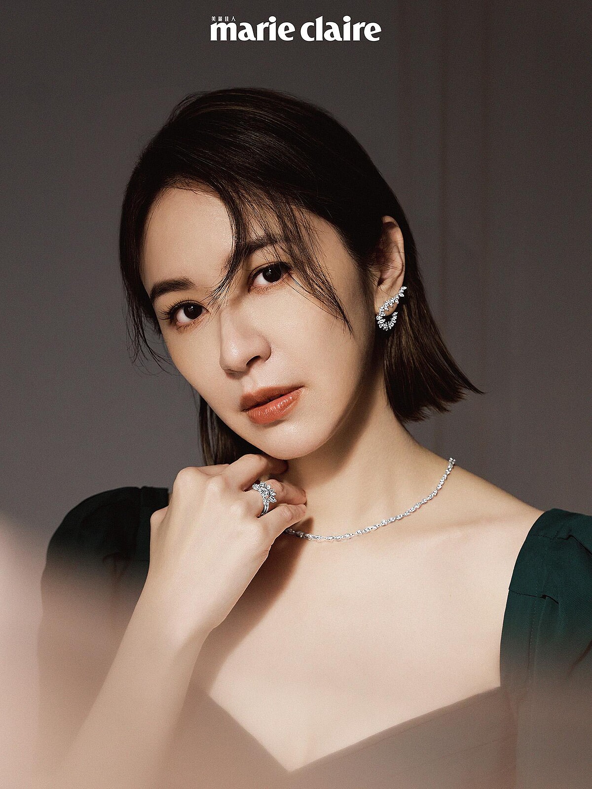 綠色皺褶長窄裙，Self Portrait；Aerial Twisted Sunburst鑽石耳環、Aerial Dewdrop白K金鑽石項鍊、Aerial Sunburst鑽石戒指、Aerial Marquis Halo鑽石戒指，All by Hearts On Fire。