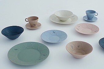 以「鈴鼓（タンバリン，tambourine）」圖案發展出的餐具系列。（photo by @mina_perhonen.jp ）