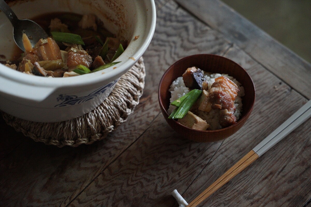 鹹魚滷肉，收錄於「在市場老舖裡學做菜」一篇，看怡安如何生動描述鹹魚大翻身成為美味的滷肉過程，很是過癮。