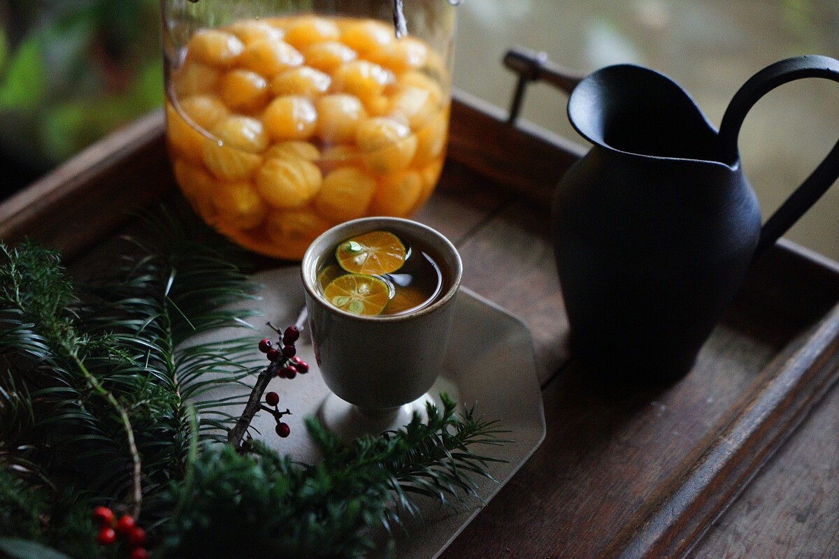 熱桔茶，收錄在「桔茶的婚禮」，將葡萄酒與料理搭稱的形容「Mariage」應用在金桔與茶葉選擇合拍的過程。