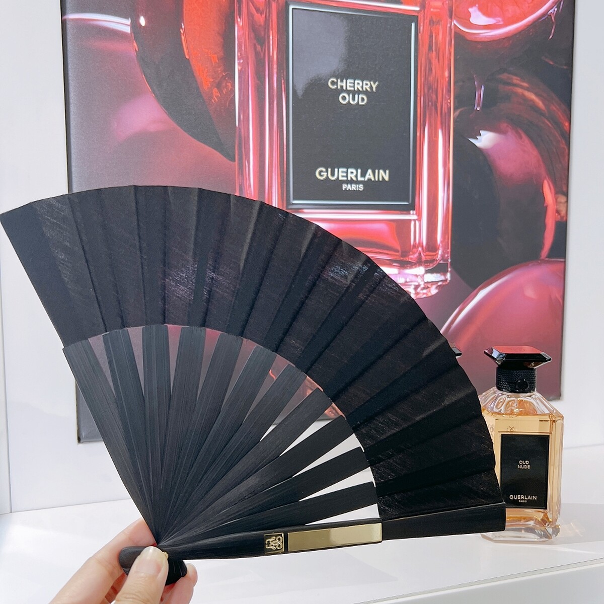 嬌蘭藝術沙龍香氛藝廊採用扇子試香。