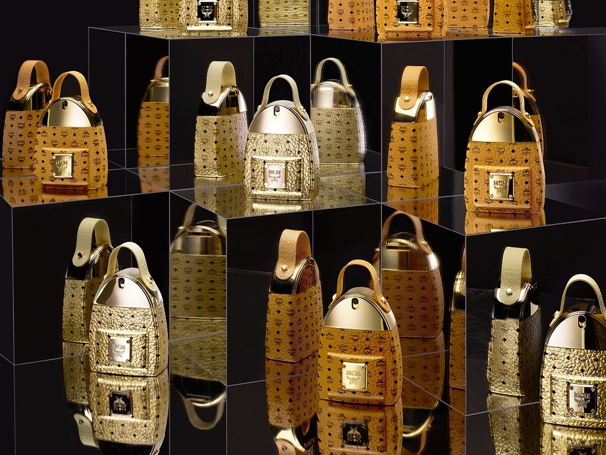 MCM ULTRA極致背包淡香精與MCM經典背包淡香精產品情境圖。