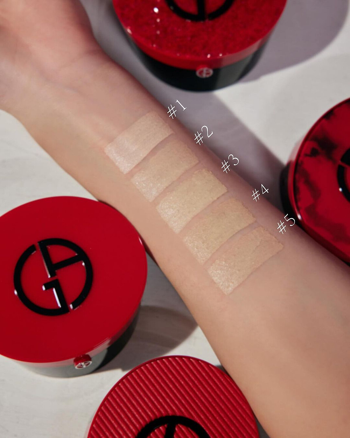 【完美絲絨持久氣墊粉餅】(一盒一蕊)$2,850-$3,300，全５色