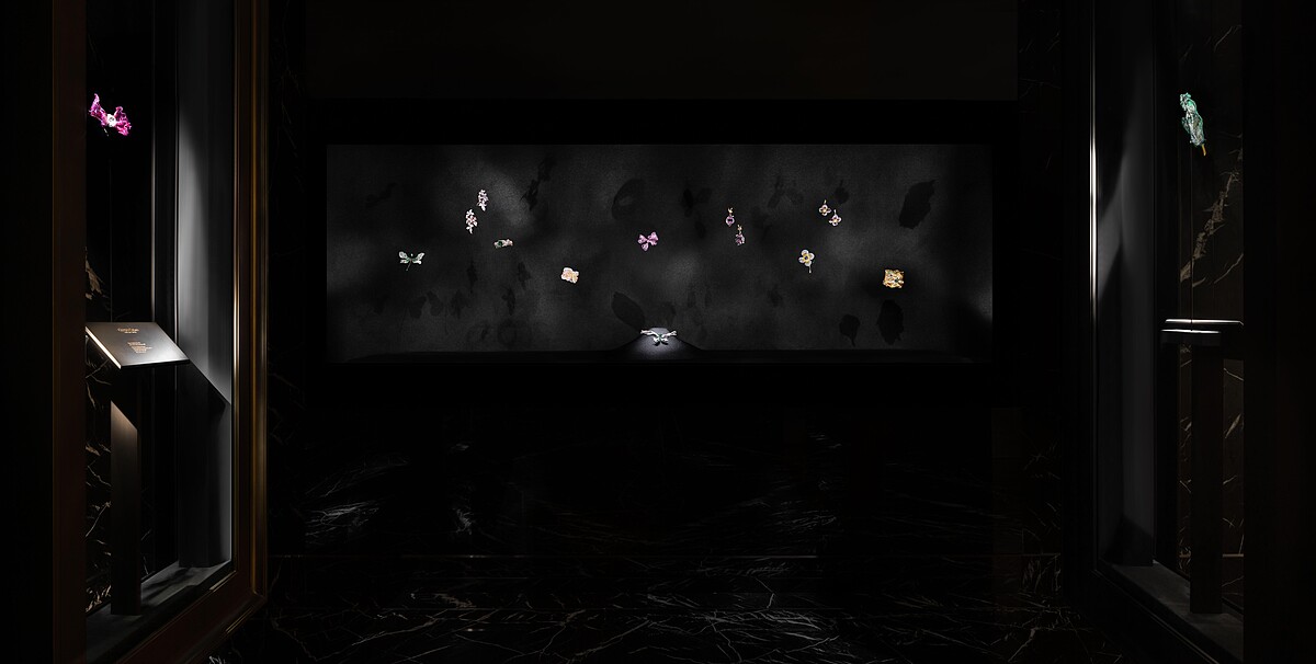 CINDY CHAO The Art Jewel Gallery 藝術珠寶典藏館-全球最大無重力展示櫃及生命之頸立體展示