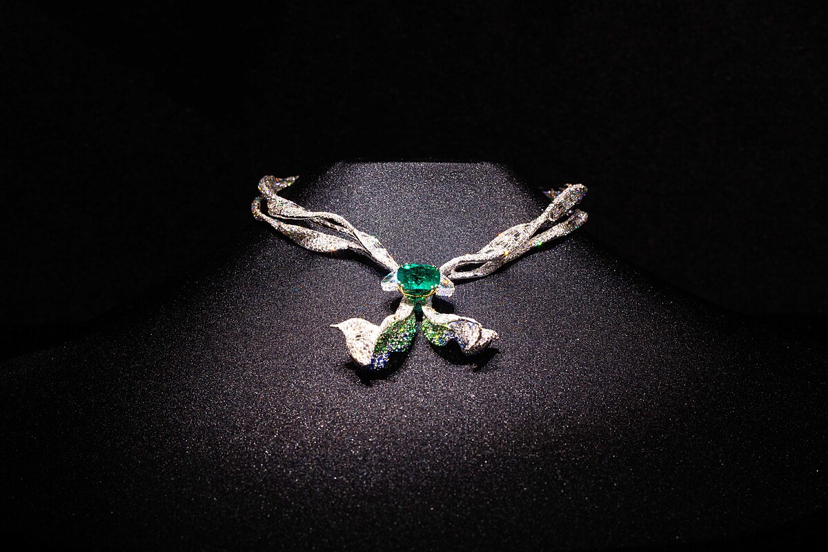 CINDY CHAO The Art Jewel Gallery 藝術珠寶典藏館-生命之頸展示台